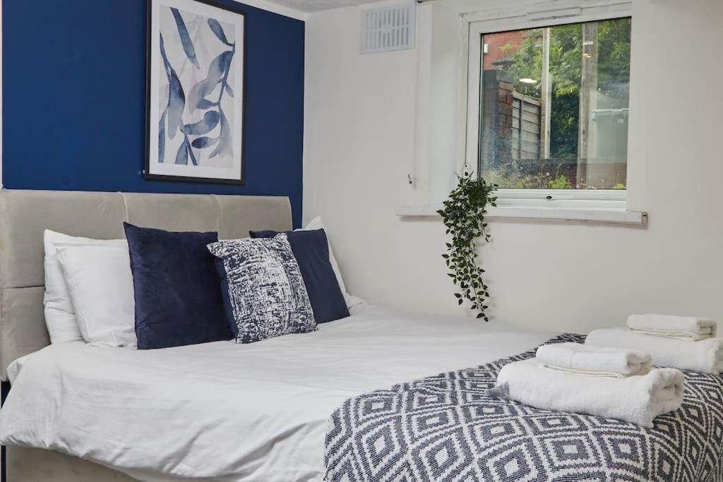 Large House Close To - Ideal For Groups Ferienhaus